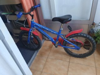 Bicicleta infantil azul y roja