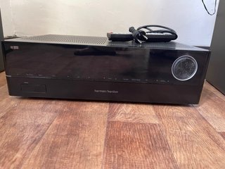 Tocadiscos Thorens TD105 y amplifica harman/kardon