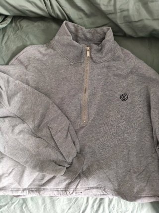Sudadera gris con cremallera