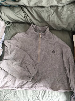 Sudadera gris con cremallera