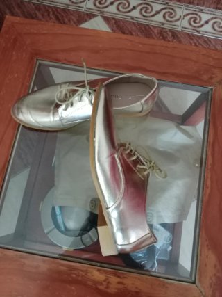Zapatos dorados de cordones