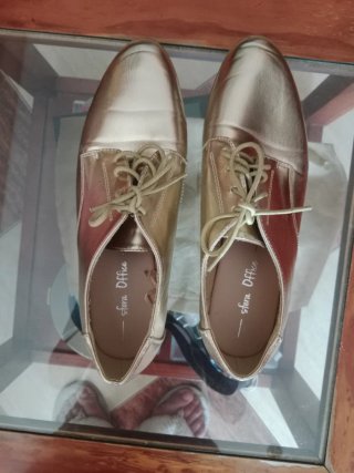 Zapatos dorados de cordones