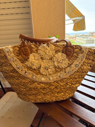 Capazo de palma y piel con bisutería