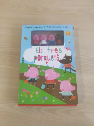 Libros y figuras deEls tres porquets