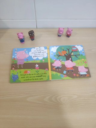 Libros y figuras deEls tres porquets