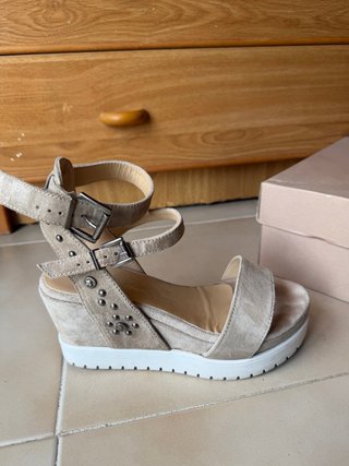 Sandalia cuña beige con tachuelas