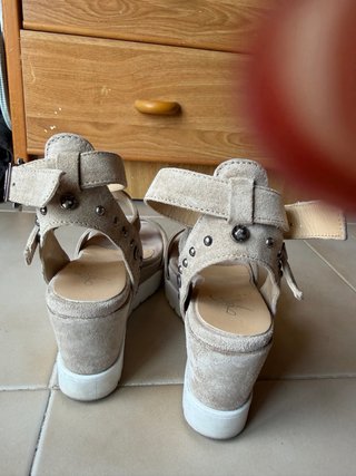 Sandalia cuña beige con tachuelas