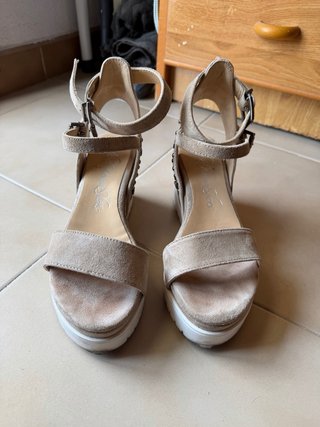 Sandalia cuña beige con tachuelas