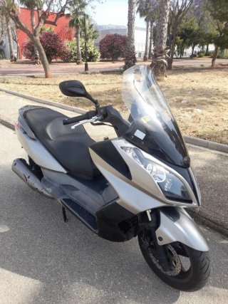 Kymco Scooter Negro y Plata