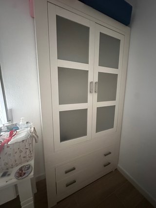 Mueble blanco madera y cristal