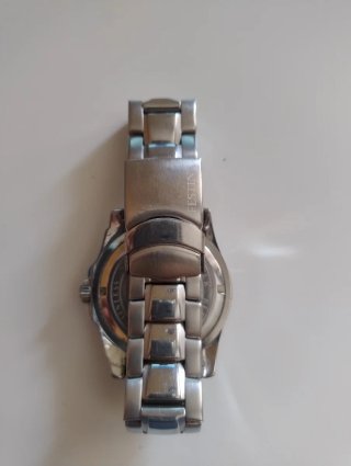 Reloj Guess Dorado y Negro