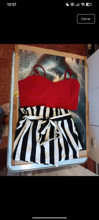 Conjunto mujer top rojo y falda rayas