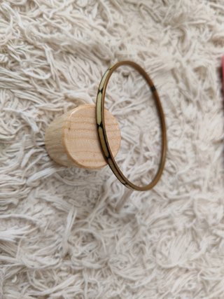 Pulsera vintage dorada y beige artesana