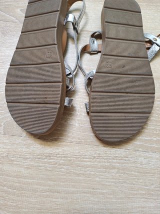 Sandalias plateadas tiras