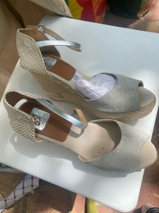 Cuñas Sandalias Beige y Plateadas Talla 39