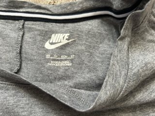 Camiseta Nike manga larga gris logo plateado