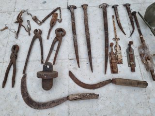 Strumenti antichi e vari oggetti