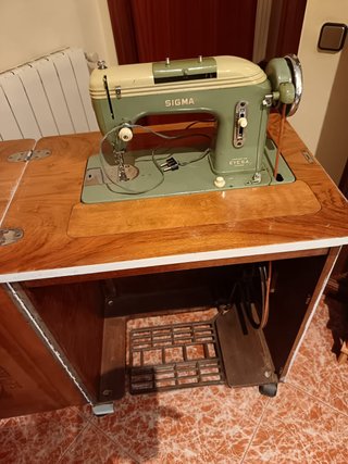 Máquina de coser Sigma antigua con mueble