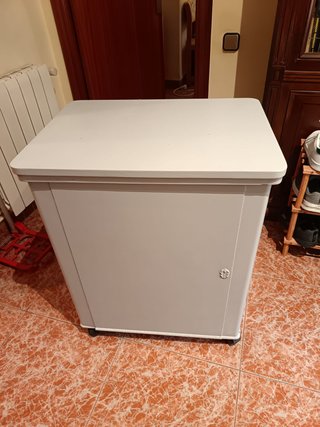 Máquina de coser Sigma antigua con mueble