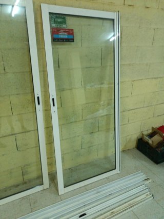 Puerta corredera, 2 lamas de cristal y aluminio