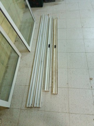 Puerta corredera, 2 lamas de cristal y aluminio