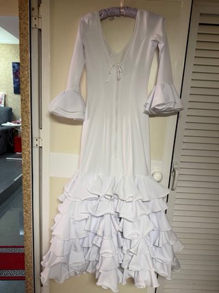 Traje de flamenca blanco volantes, tejido elastico