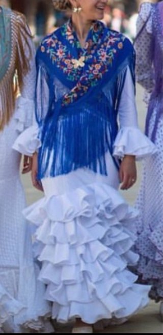 Traje de flamenca blanco volantes, tejido elastico