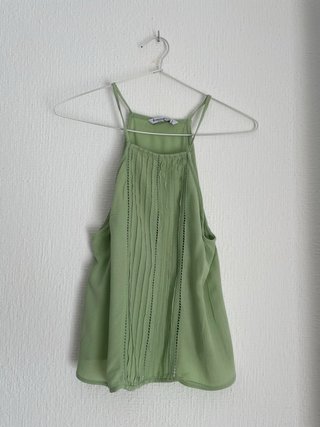 Camisa verde sin mangas con detalles