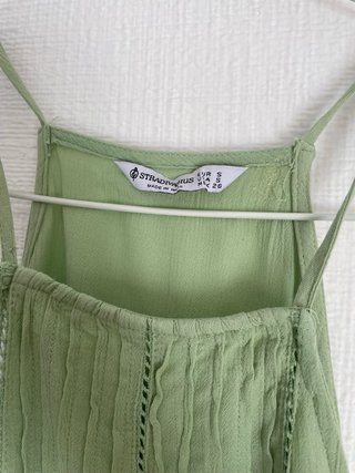 Camisa verde sin mangas con detalles