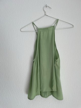 Camisa verde sin mangas con detalles