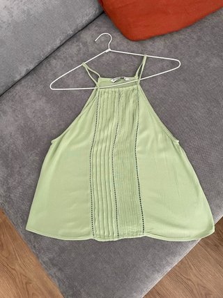 Camisa verde sin mangas con detalles