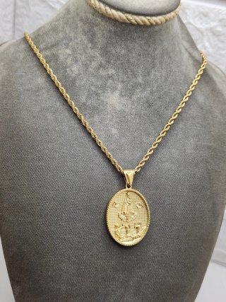 Medalla religiosa acero quirúrgico chapado oro