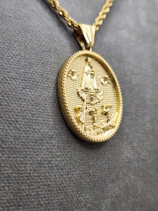 Medalla religiosa acero quirúrgico chapado oro