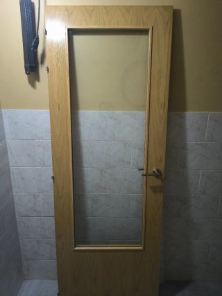 Puerta de salón con cristal y manilla