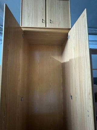 Armario de madera con cajones