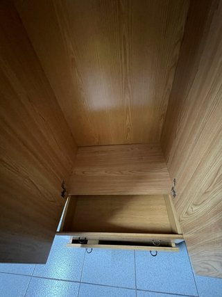 Armario de madera con cajones