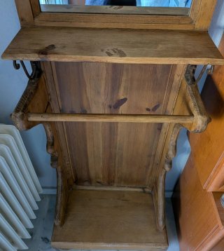Mueble recibidor de madera de pino con espejo.