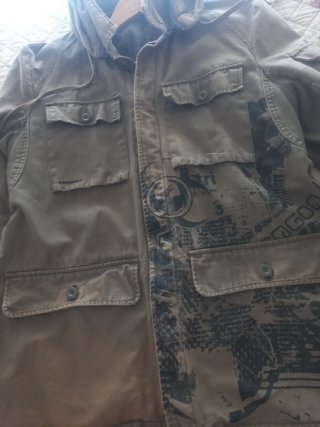 PARKA Verde oliva con Estampado Multicolor