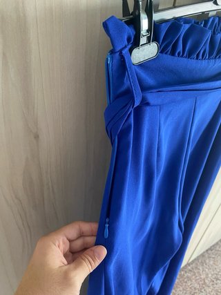 Pantalón ancho azul con cinturón