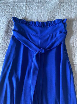 Pantalón ancho azul con cinturón