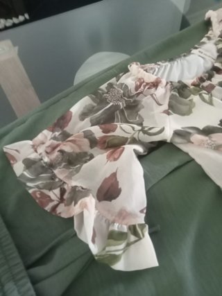 Blusa floral con volantes