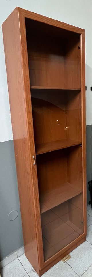 Vitrina vertical de madera y cristal