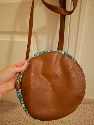 Bolso polipiel y tela floreada