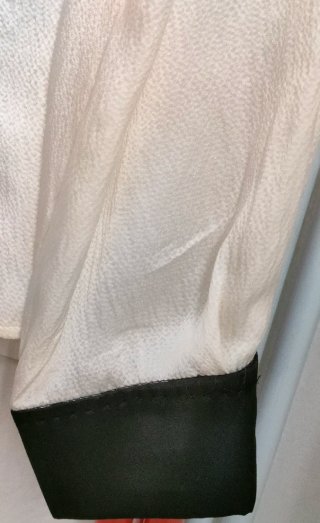 Camisa de seda blanca con detalles negros