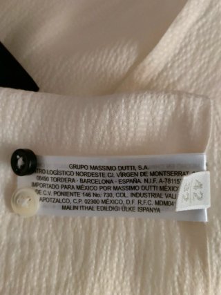 Camisa de seda blanca con detalles negros