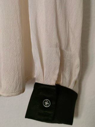 Camisa de seda blanca con detalles negros
