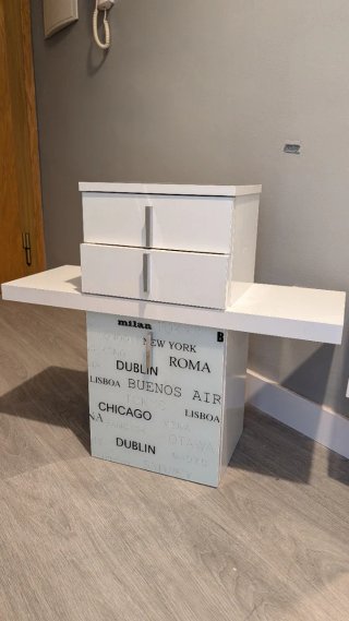 Mueble recibidor blanco con espejo y cajones