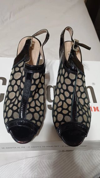Zapatos de tacón negros con rejilla