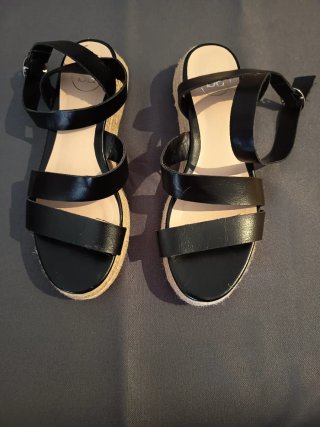 Sandalias negras con cuña de esparto