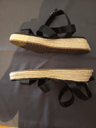 Sandalias negras con cuña de esparto